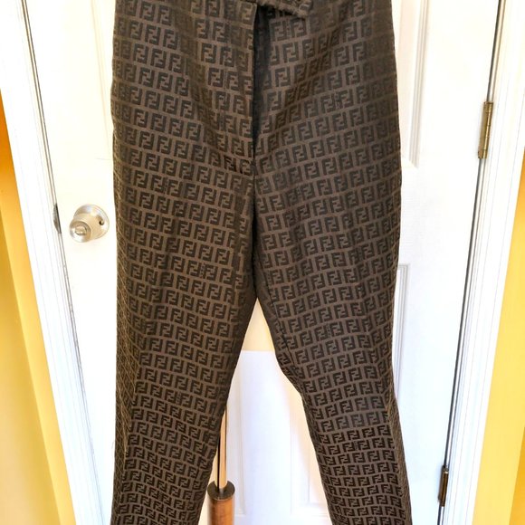 FENDI Logo Paints (Women) - Picture 9 of 16